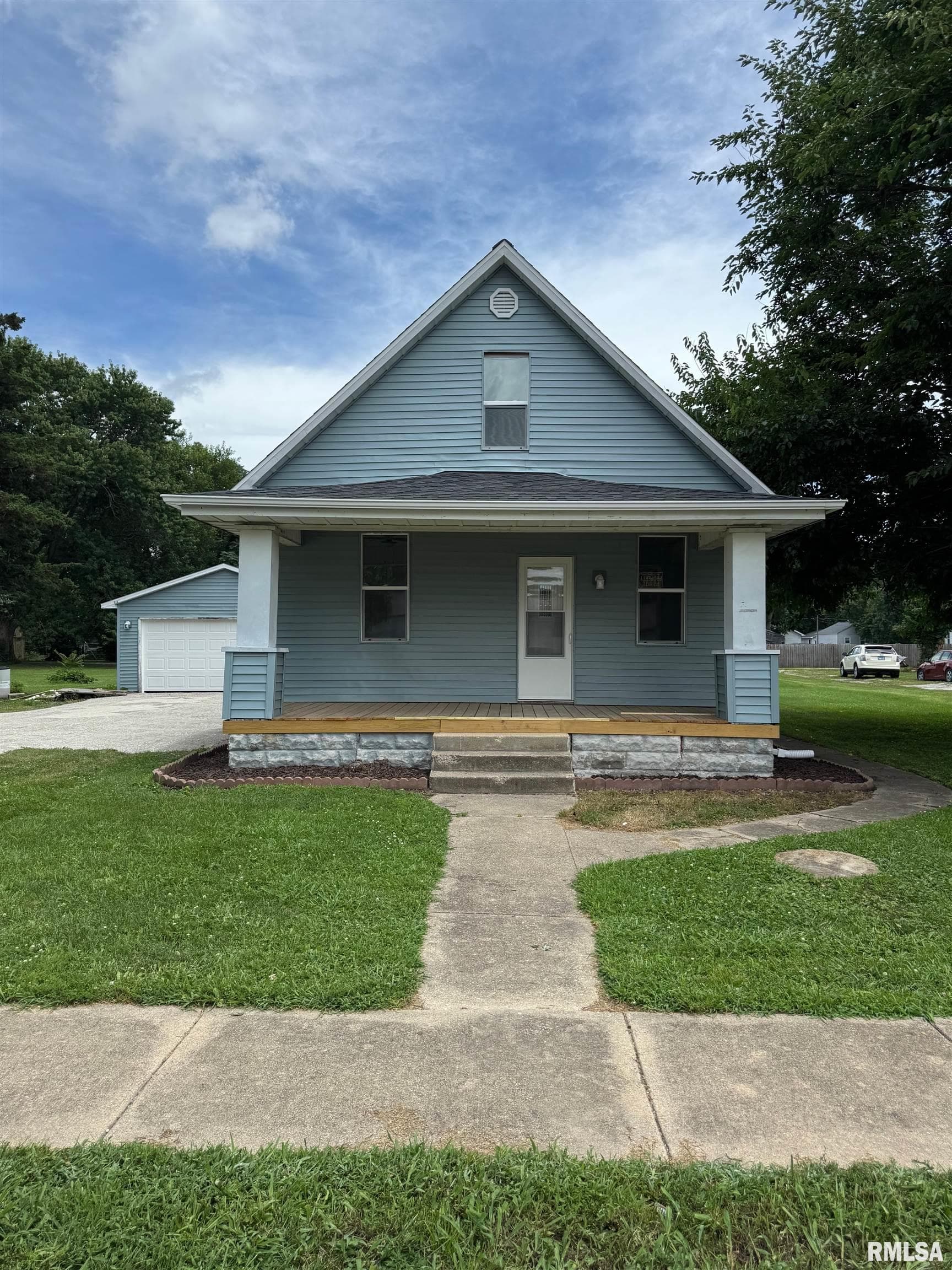 512 N POPLAR Street